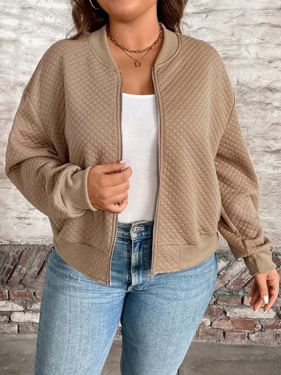 Jaqueta bomber plus size bege de manga longa, estilo casual e confortável. A peça coringa do guarda-roupa feminino.