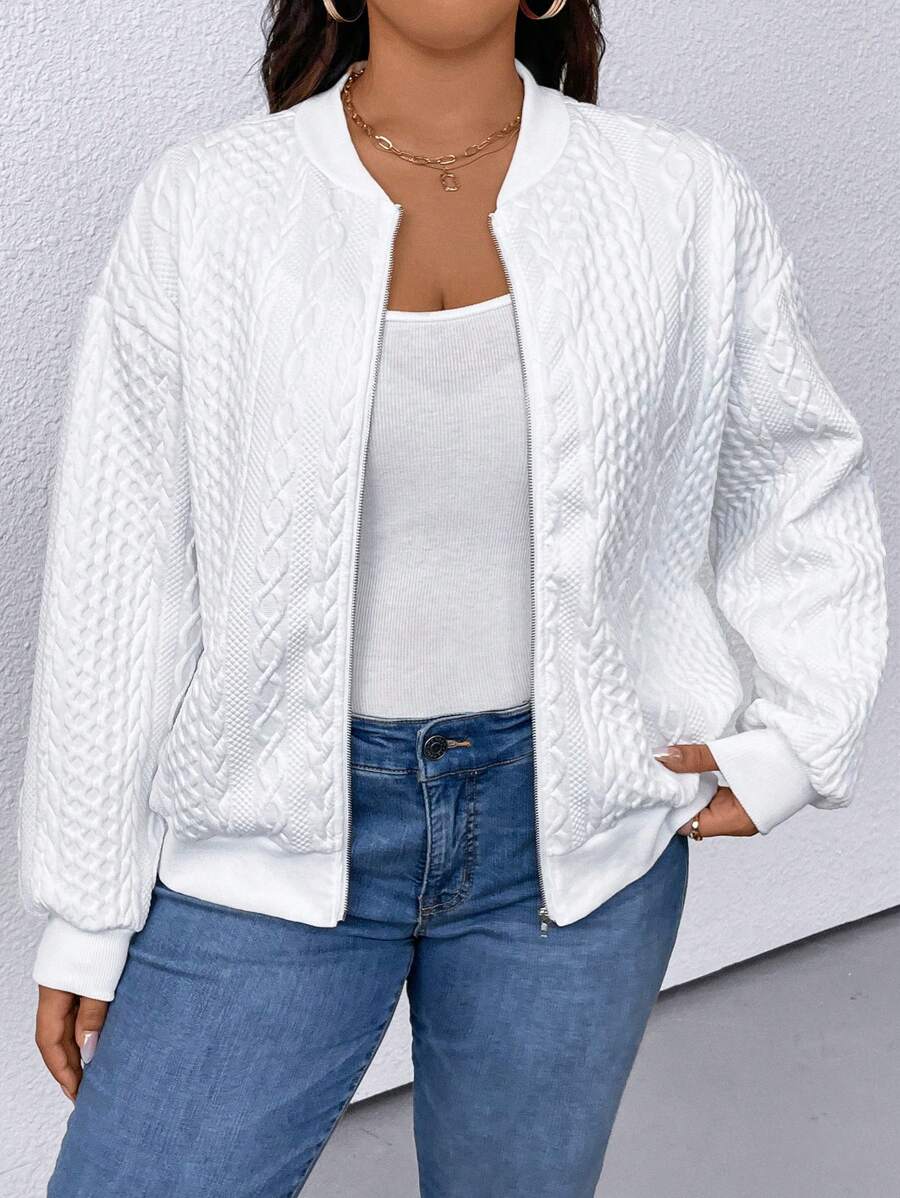 Praticidade e estilo com nossa jaqueta bomber plus size. Malha confortável e design versátil.