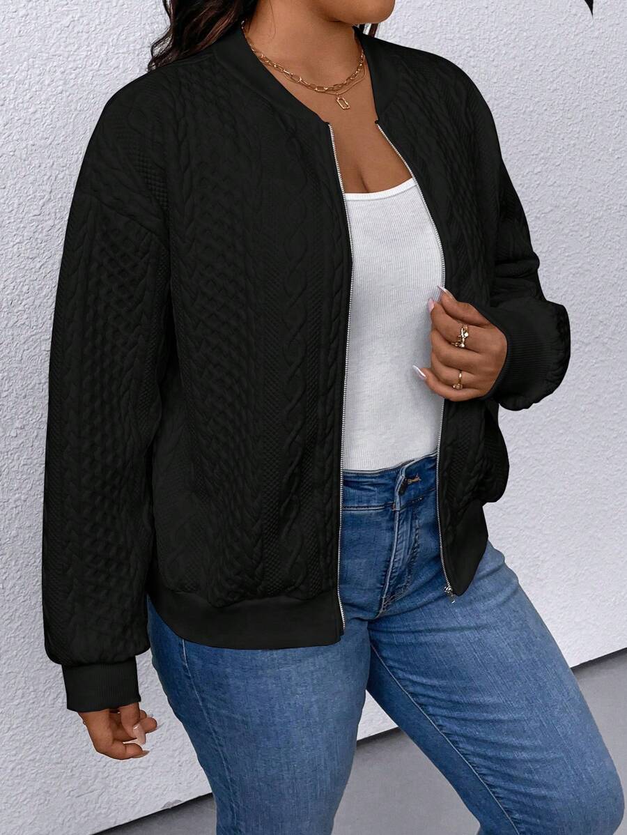 Design atual e versátil. Jaqueta bomber plus size em malha com caimento regular e muito estilo.