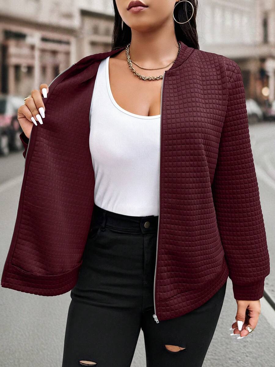 Jaqueta plus size de manga comprida e gola universitária. Estilo casual com elegância para a temporada fria.