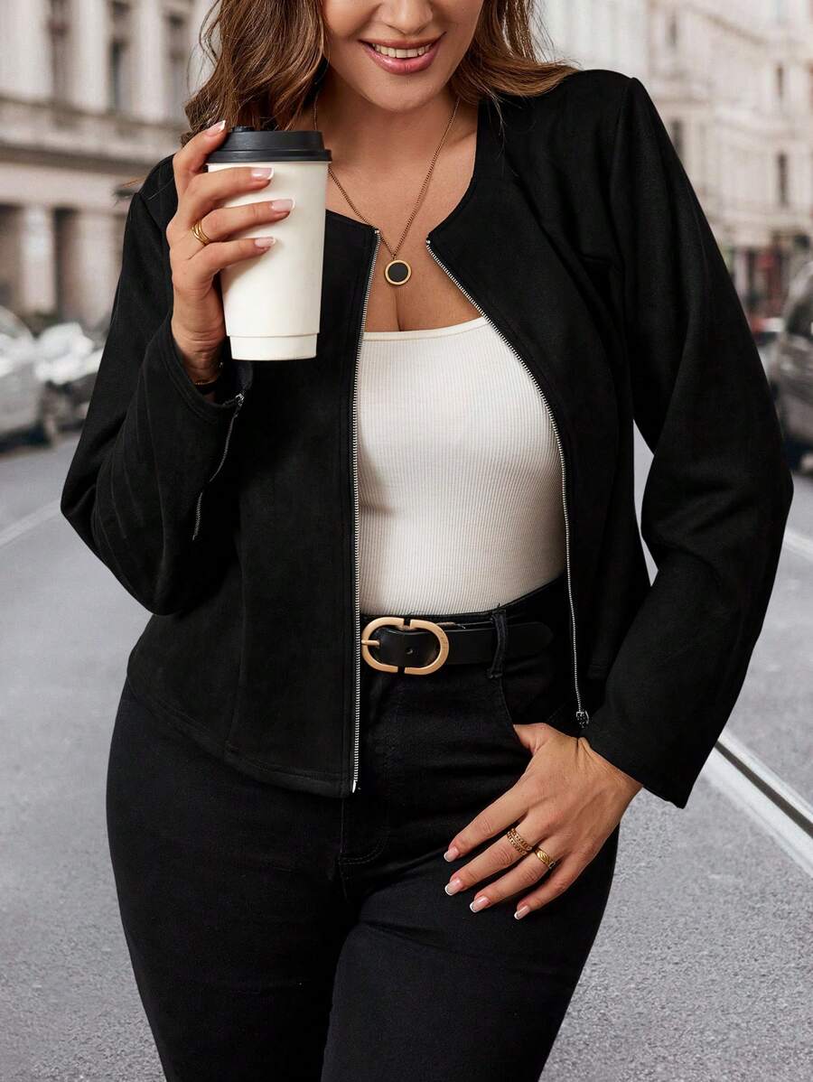 Jaqueta Plus Size em camurça com fechamento em zíper e gola redonda. Sofisticação e praticidade para todos os momentos.