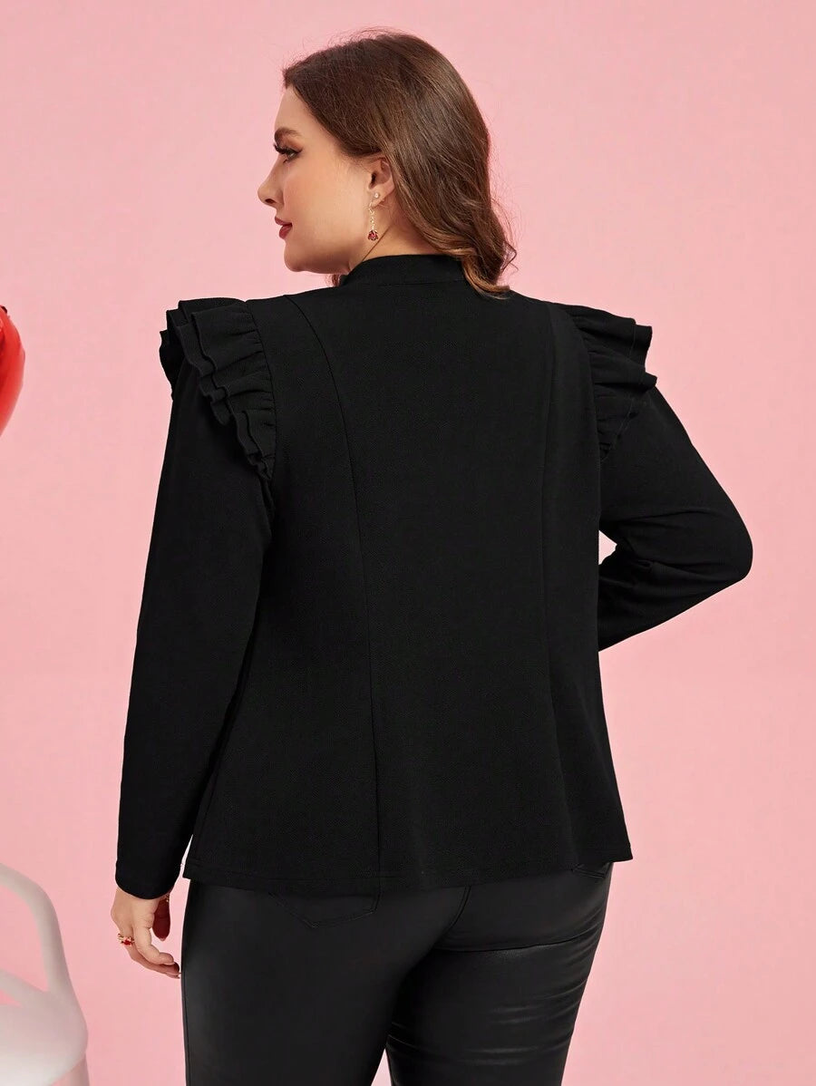 Jaqueta plus size feminina preta com ajuste regular, detalhe plissado e gola baixa. Ideal para trabalho, encontros e viagens.