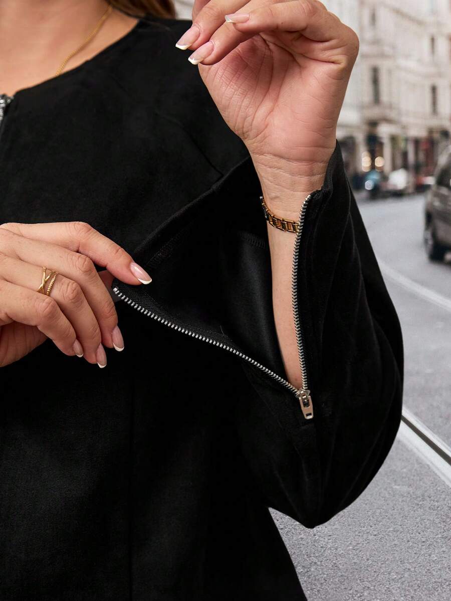 Jaqueta Plus Size em camurça preta, manga longa e caimento regular. Essencial no guarda-roupa feminino para dias frios.