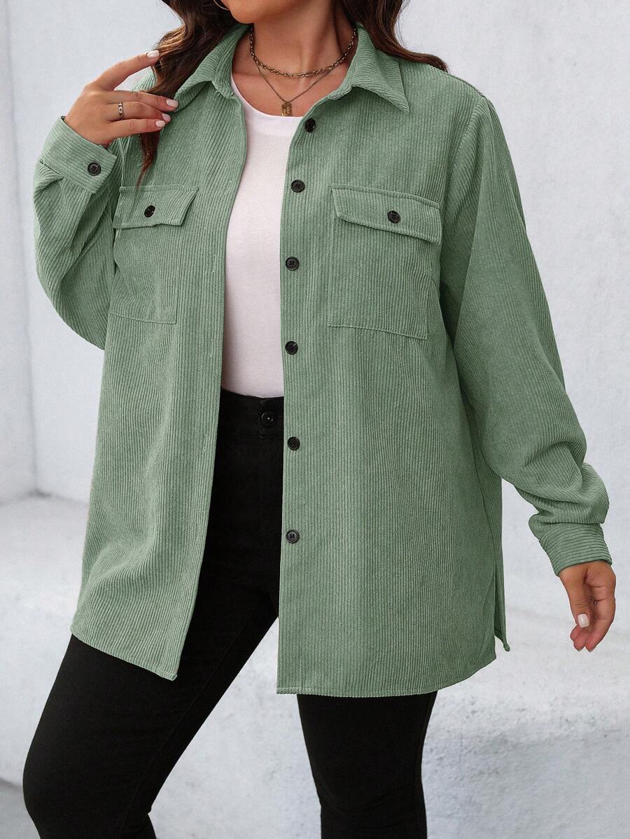 Aposte na Jaqueta Plus Size com gola lapela e bolsos funcionais. Caimento regular e tecido durável em algodão.