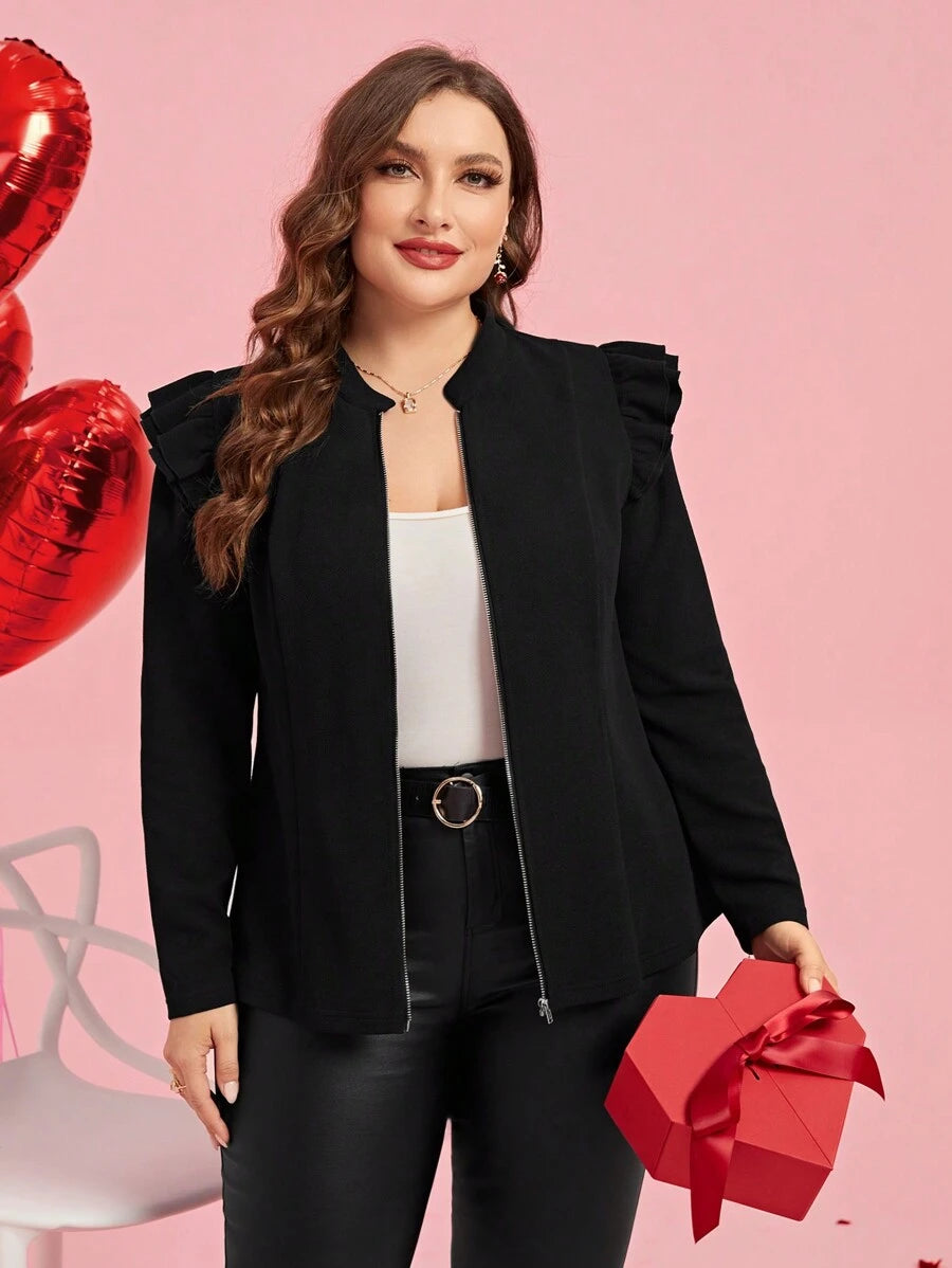 Jaqueta plus size preta com plissado e gola baixa. Confortável, elegante e versátil para compor looks casuais ou sofisticados.