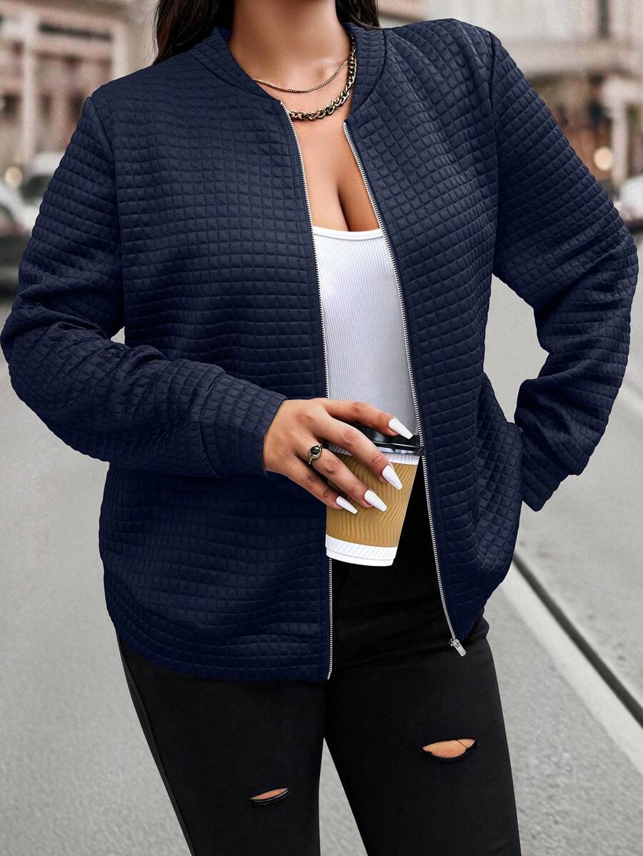 Jaqueta texturizada plus size feminina com zíper e manga longa. Elegância e conforto em uma peça única.