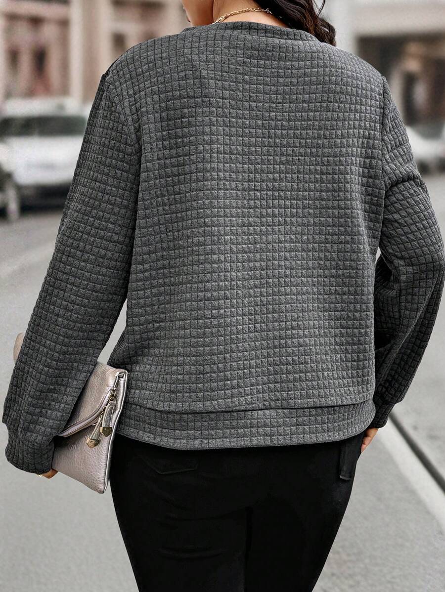 Jaqueta texturizada plus size ideal para dias frios. Conforto, caimento impecável e estilo casual para todos os momentos.