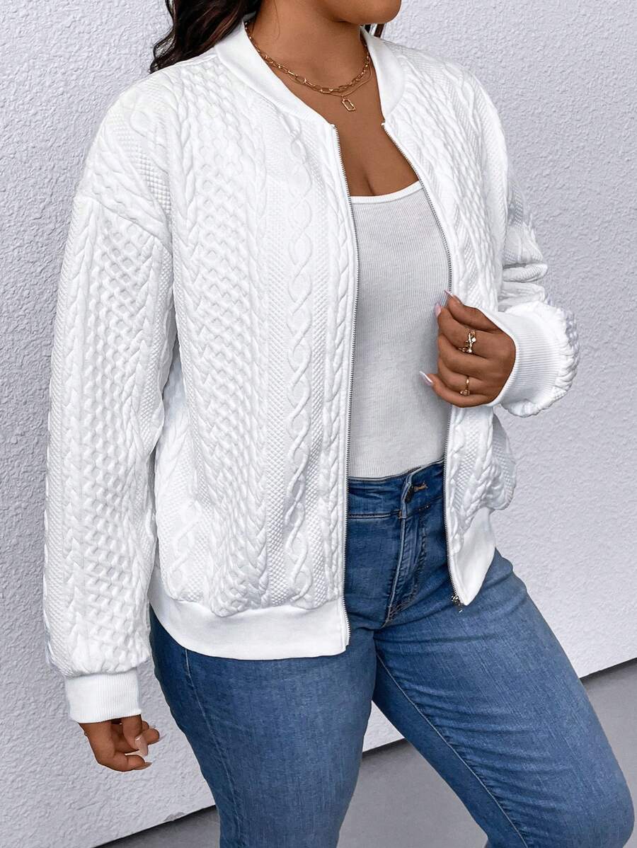 Jaqueta bomber plus size feminina em malha elástica. Ideal para conforto e liberdade de movimento.