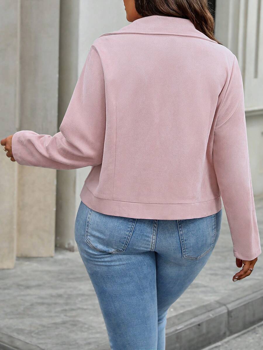 Jaqueta plus size feminina com zíper central, caimento regular e tecido confortável. Proteção e atitude em cada detalhe.