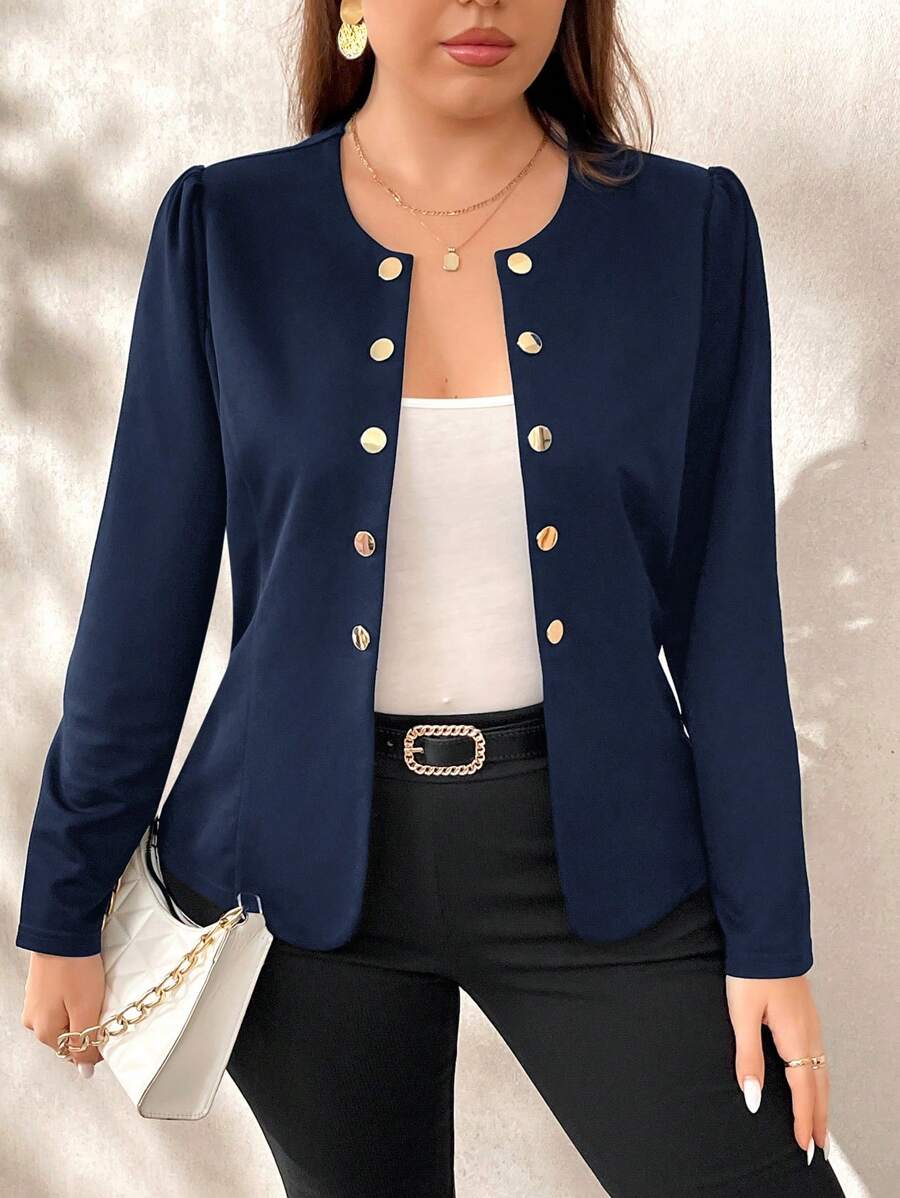 Jaqueta plus size leve e elegante com manga bufante, gola redonda e ajuste regular. Conforto, estilo e versatilidade em uma só peça.