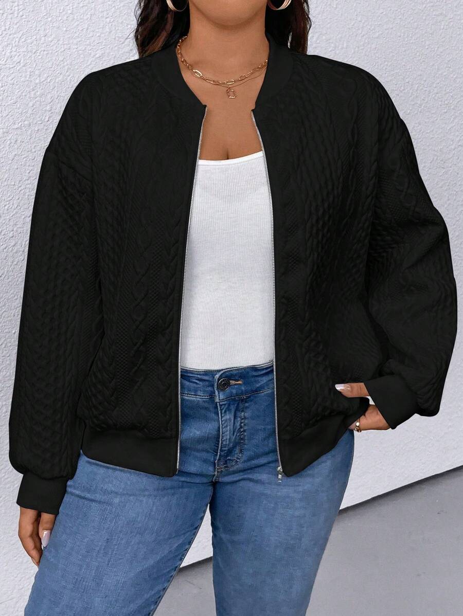 Combine estilo e praticidade. Jaqueta bomber em malha plus size para diversas ocasiões.