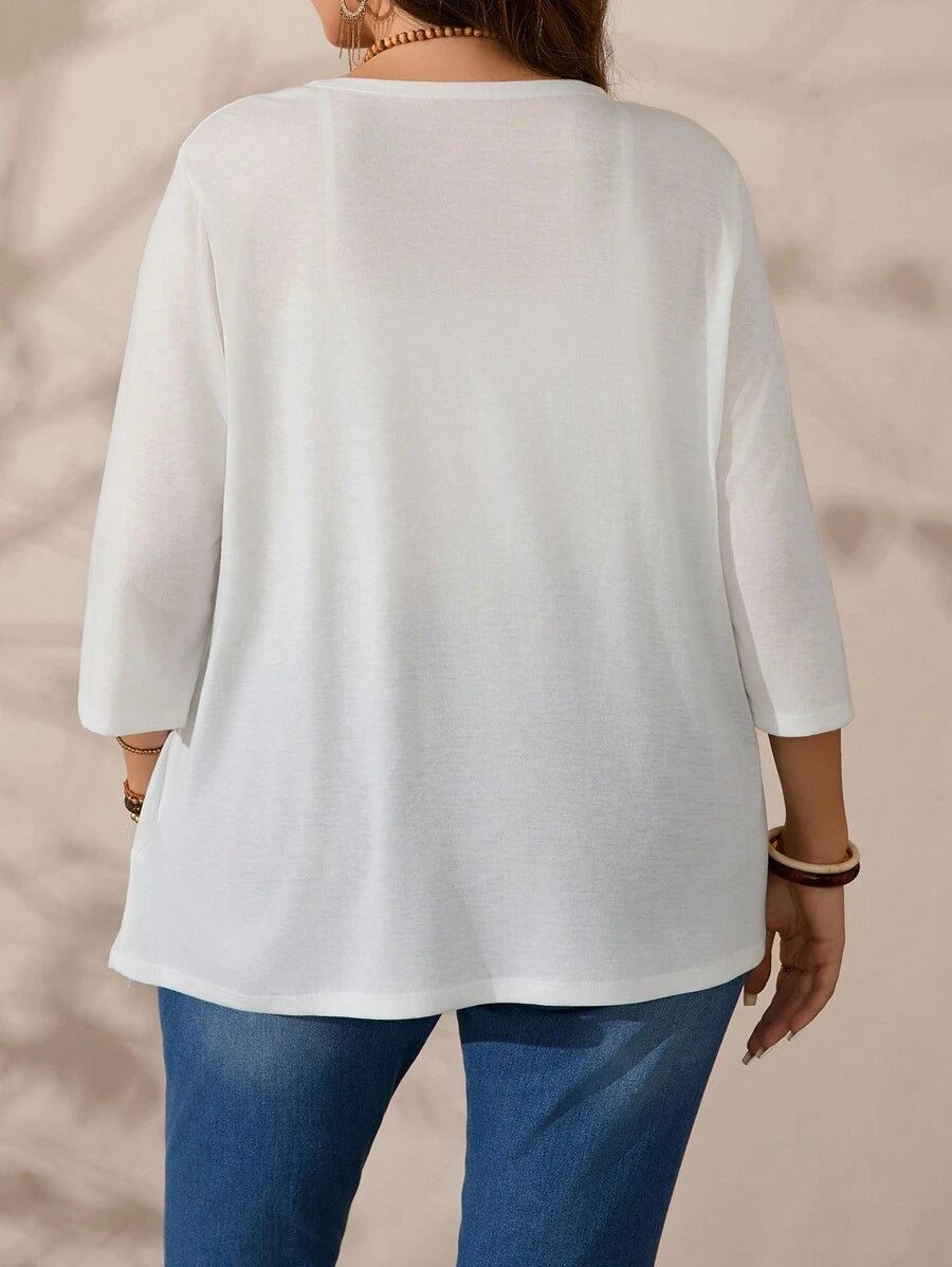 Complete seu guarda-roupa com jaqueta plus size branca, design moderno e versátil. Conforto, leveza e sofisticação no dia a dia.