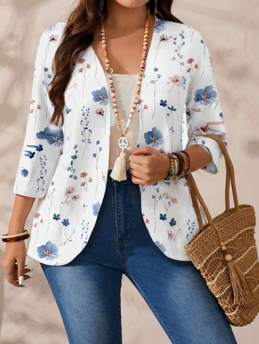 Jaqueta Plus Size Floral com manga longa e caimento regular. Conforto, elegância e versatilidade para valorizar suas curvas.