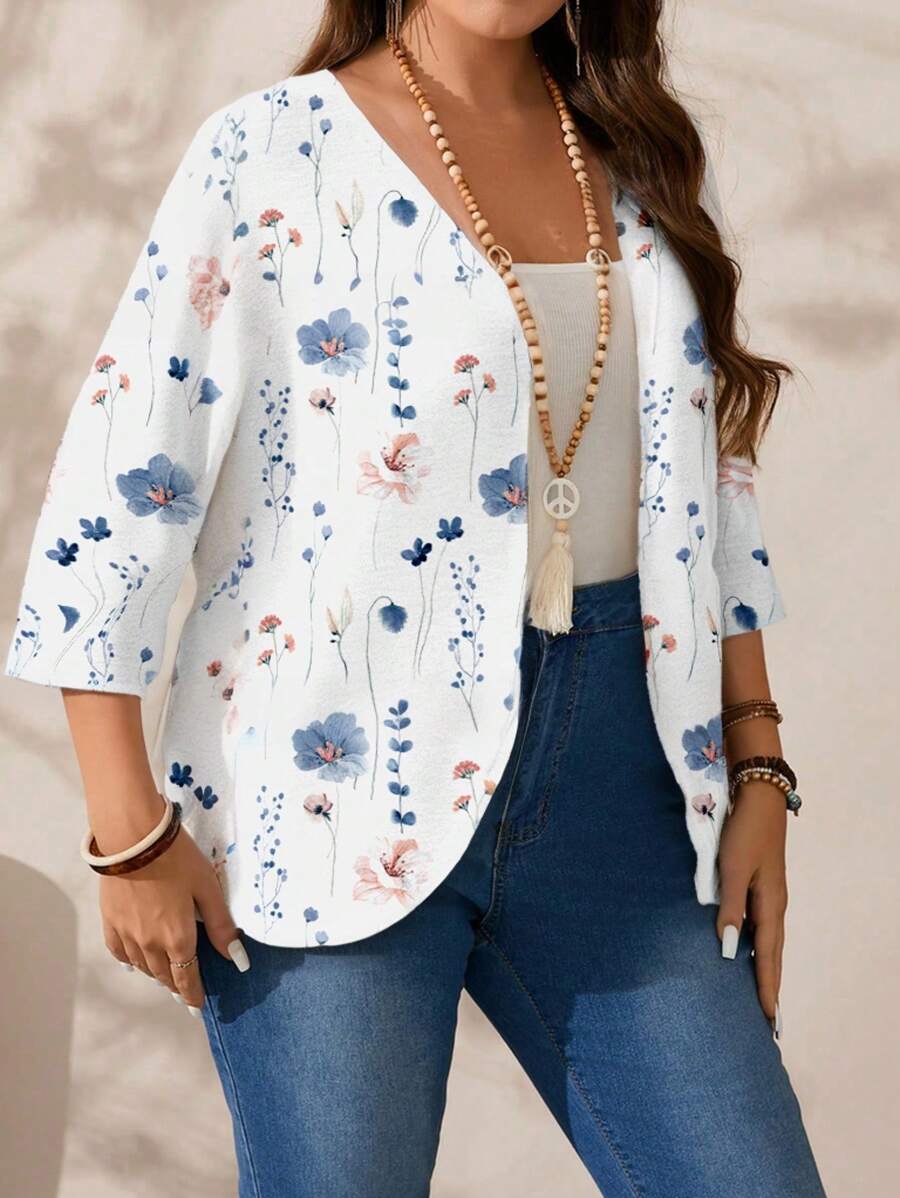 Jaqueta plus size média, estampa floral e detalhe assimétrico. Perfeita para compor looks casuais com conforto e elegância.