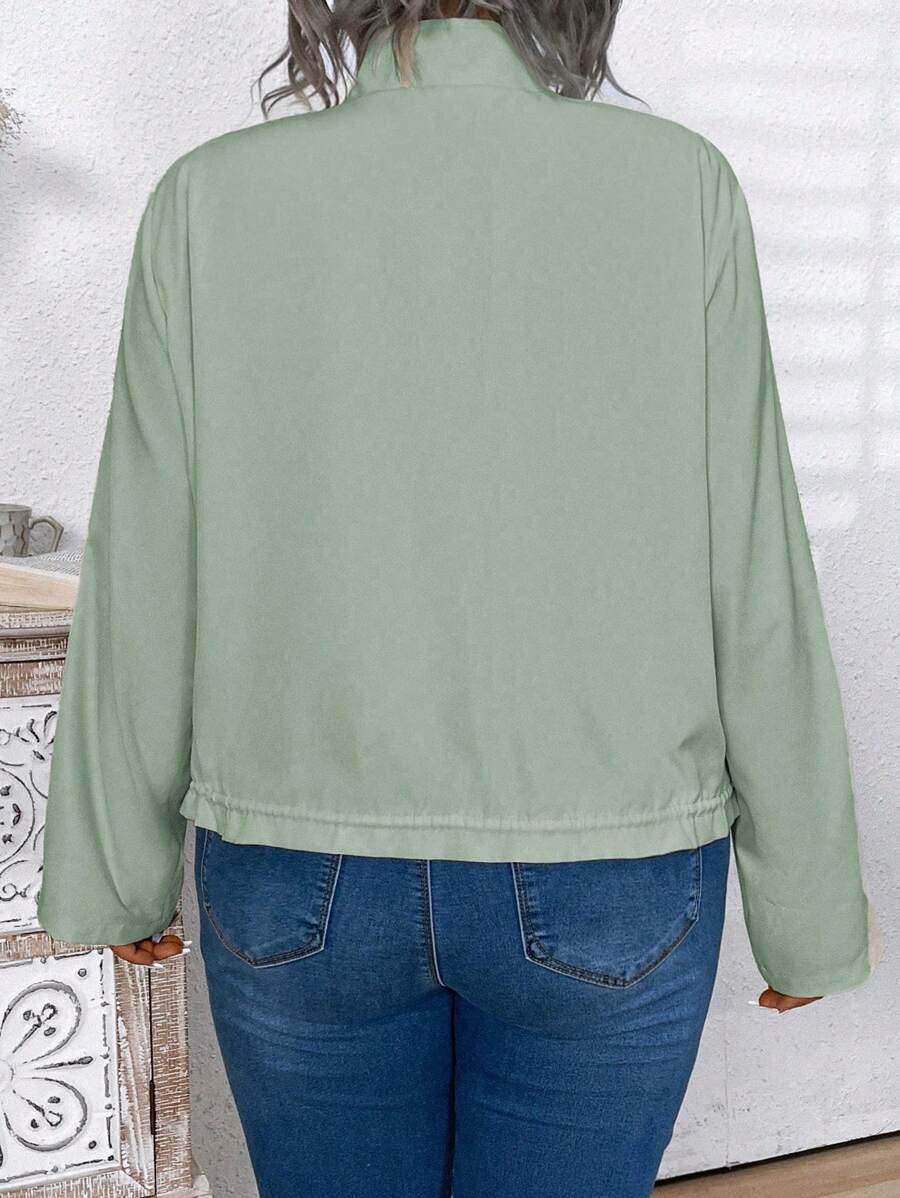 Jaqueta plus size em malha respirável, caimento solto, bainha ajustável e mangas de enrolar. Ideal para looks versáteis.