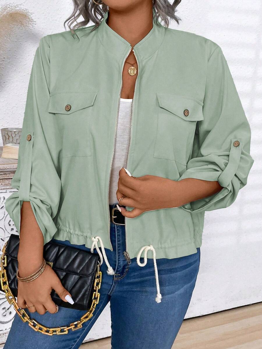 Jaqueta plus size casual com bainha com cordão, mangas de enrolar e bolsos com zíper. Conforto e praticidade.