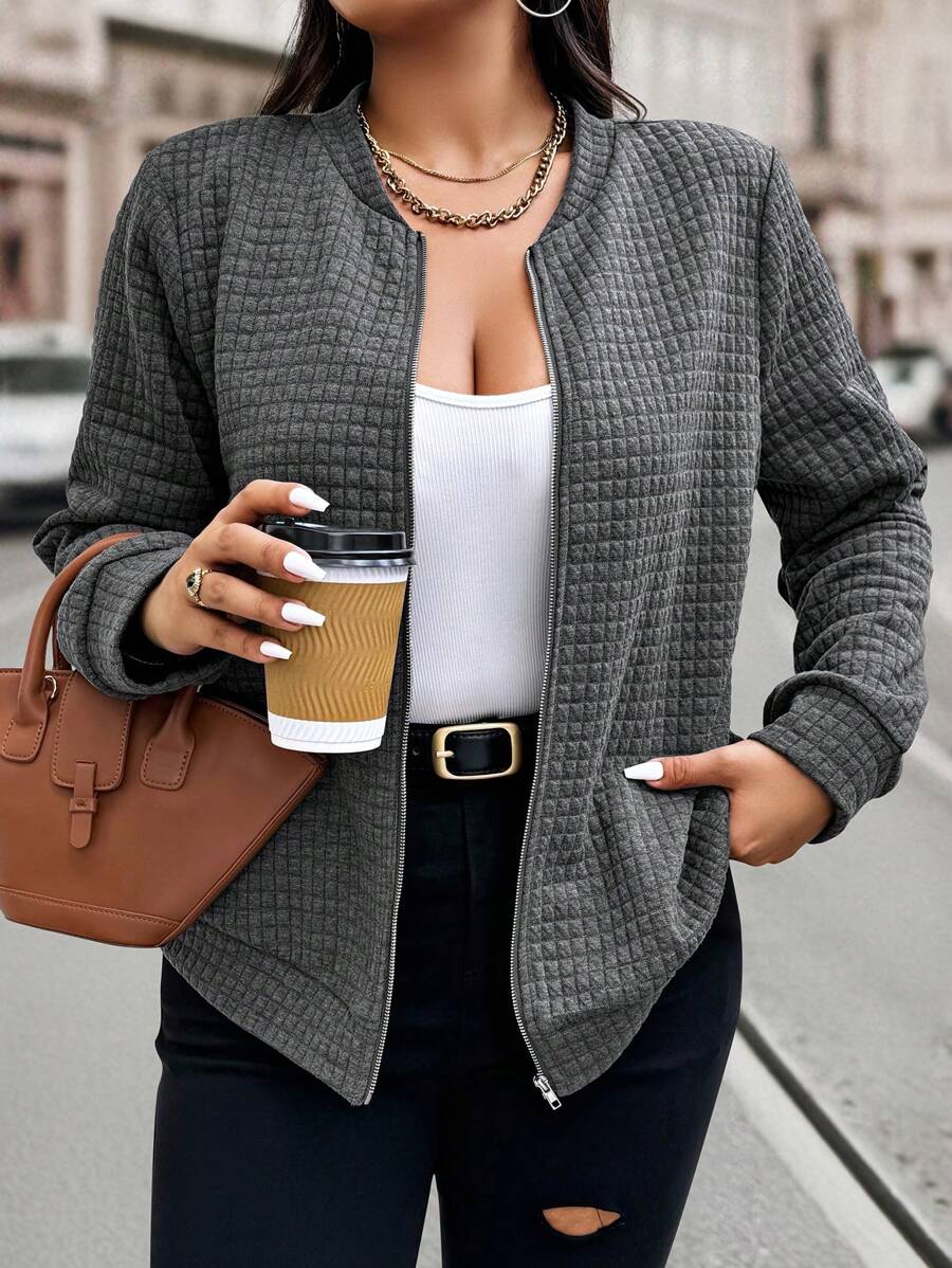 Jaqueta feminina plus size com zíper central e gola universitária. Ideal para combinar conforto e estilo casual.