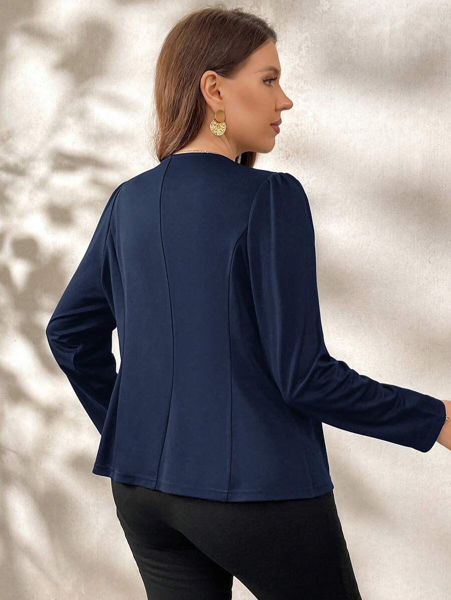 Estilo e conforto no seu look! Jaqueta plus size azul marinho com manga bufante e caimento regular. Versátil para todas as ocasiões.