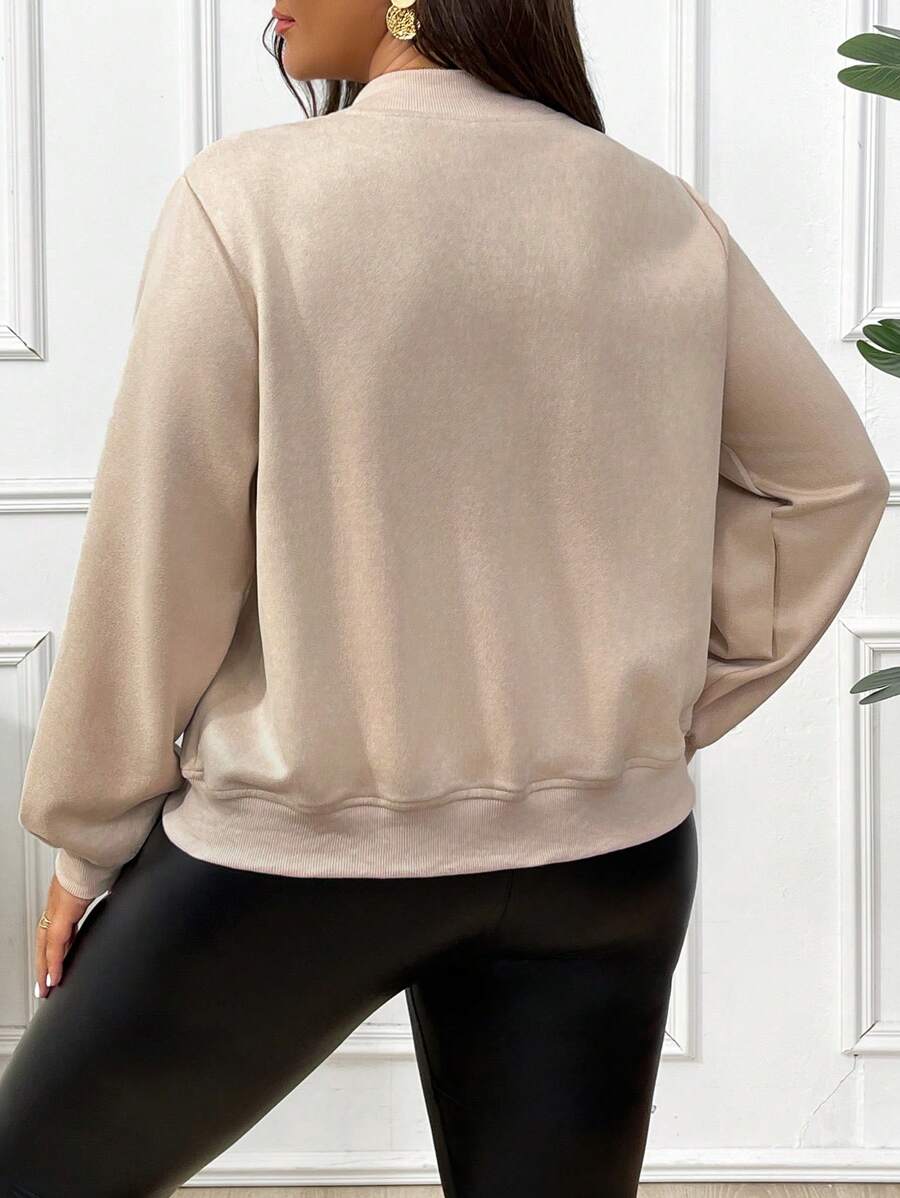 Transforme seu visual com a Jaqueta Bomber Plus Size. Versátil, confortável e perfeita para qualquer ocasião.