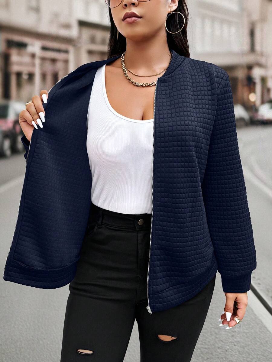 Jaqueta feminina plus size casual com gola universitária. Uma peça versátil para compor looks de outono e inverno.