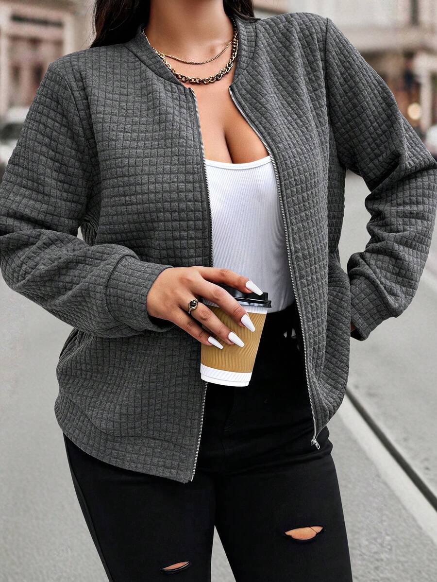 Jaqueta feminina plus size casual com manga longa e caimento regular. Sofisticação e versatilidade em cada detalhe.