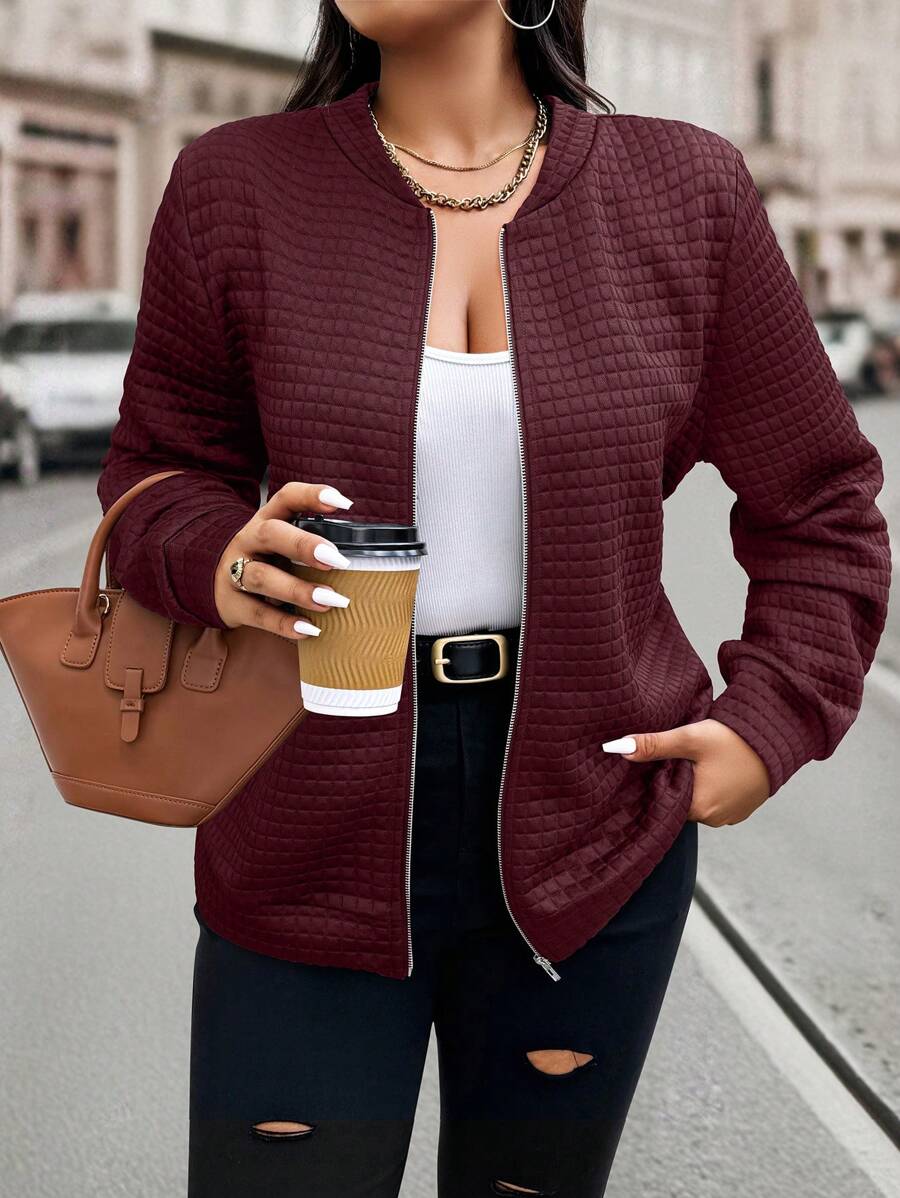 Jaqueta texturizada plus size feminina com ajuste ideal. Conforto e sofisticação em uma peça versátil e elegante.