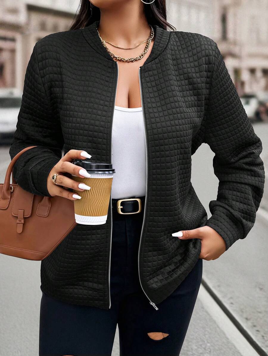 Jaqueta feminina plus size em malha texturizada. Conforto térmico, caimento regular e estilo moderno para seus looks.