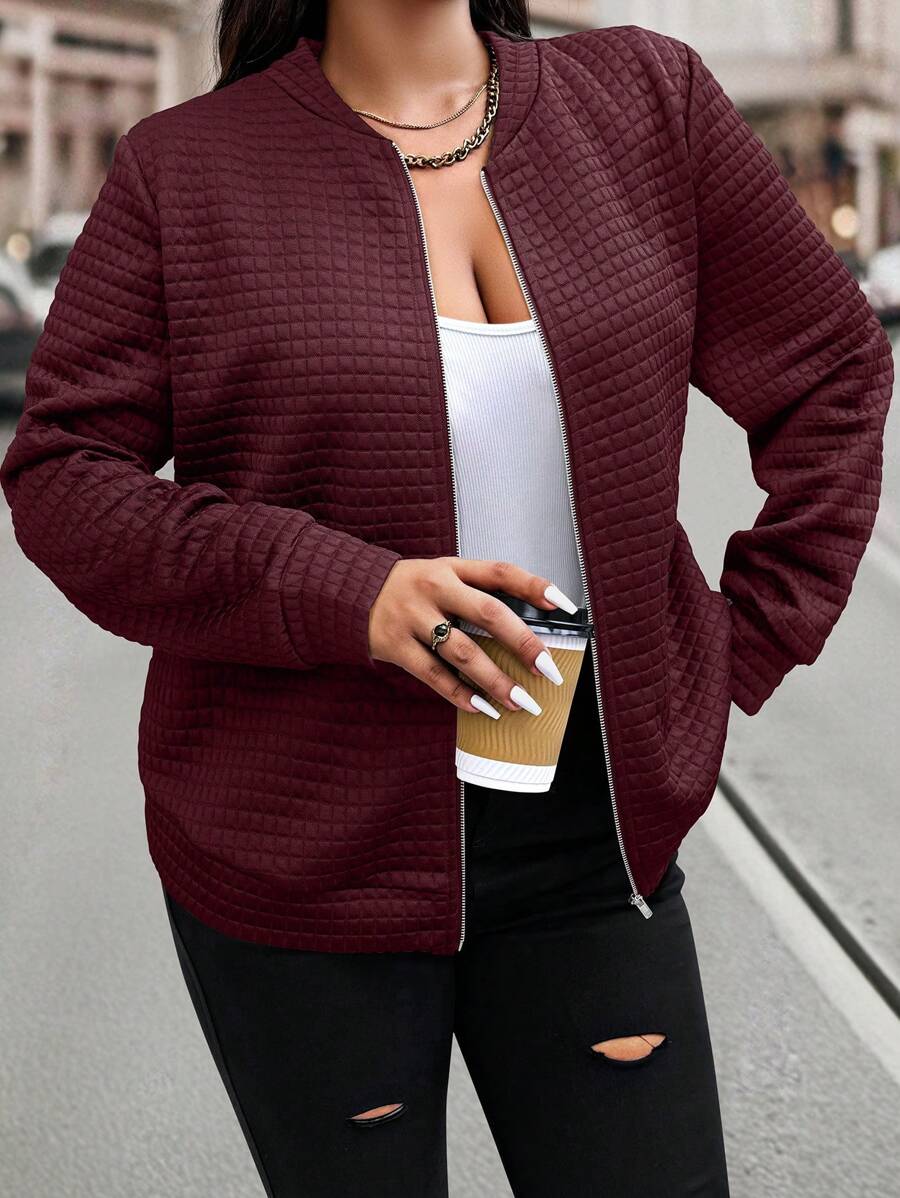 Jaqueta casual plus size com elasticidade média. Tecido prático, fácil manutenção e caimento que valoriza curvas.