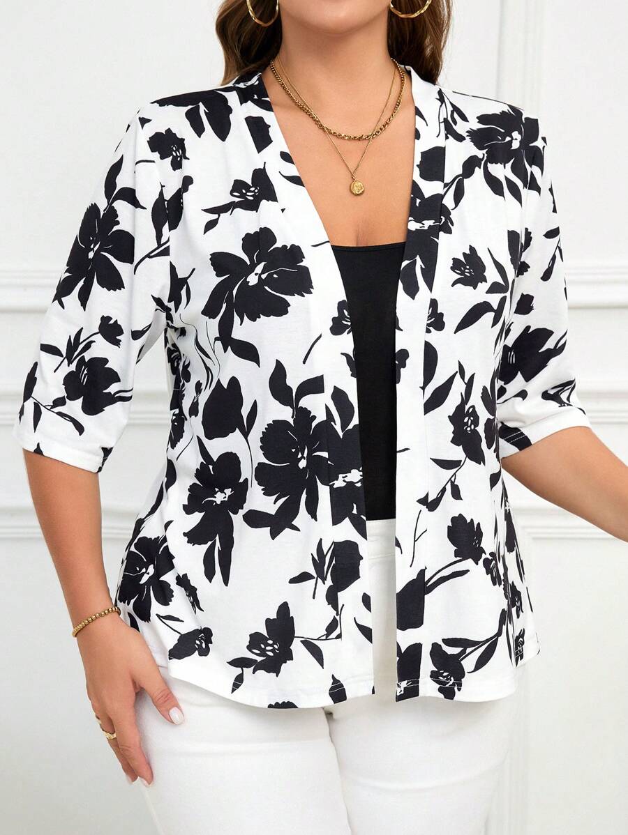 Jaqueta plus size com estampa floral, manga 3/4 e gola de xale. Elegância e conforto para mulheres modernas.