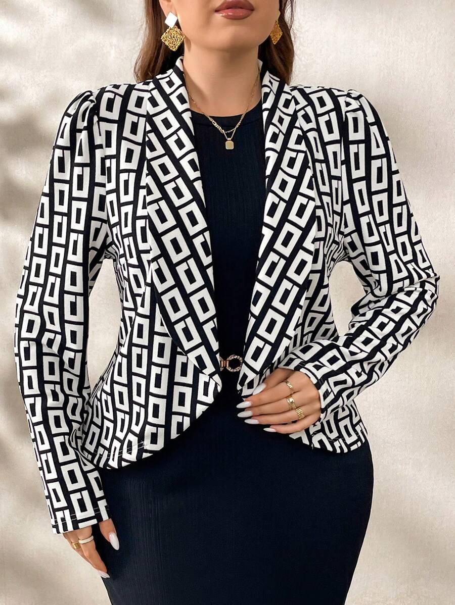 Jaqueta plus size com estampa geométrica e manga bufante. Ajuste regular e tecido confortável que valoriza suas curvas com estilo.