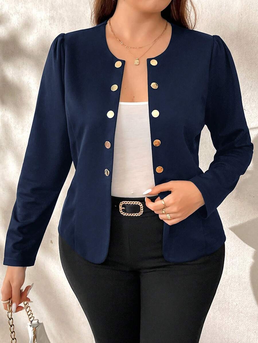 Jaqueta leve em tecido de malha, manga bufante e caimento regular. A escolha perfeita para looks plus size versáteis e sofisticados.