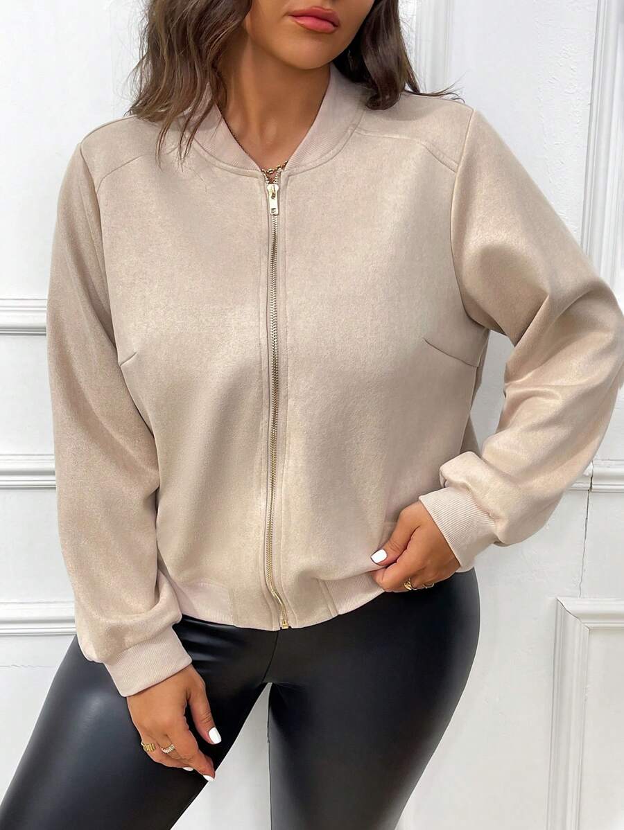 Jaqueta Bomber Plus Size com zíper central e manga longa. Perfeita para um visual moderno e elegante.