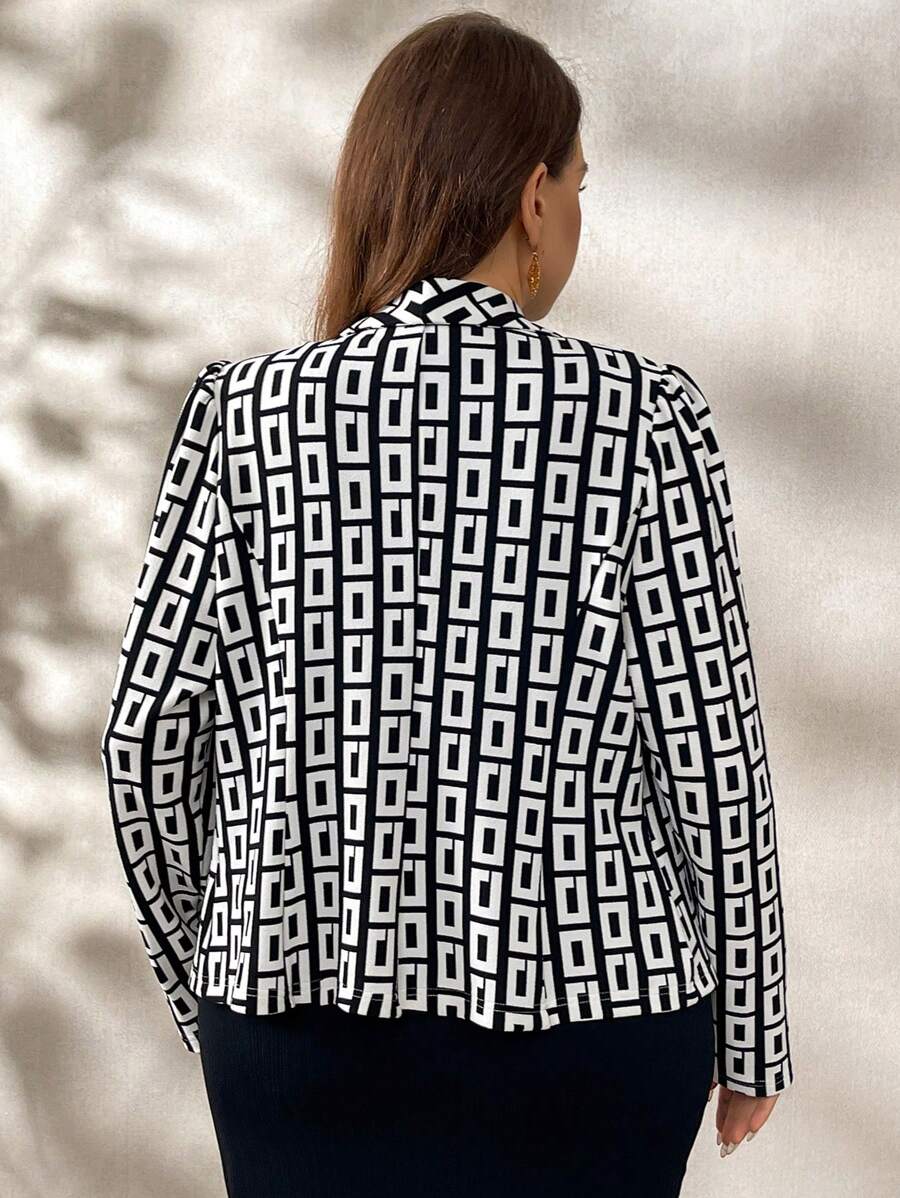Transforme seu estilo com a jaqueta plus size assimétrica em tecido de elasticidade média. Ideal para mulheres que buscam elegância e liberdade de movimento.
