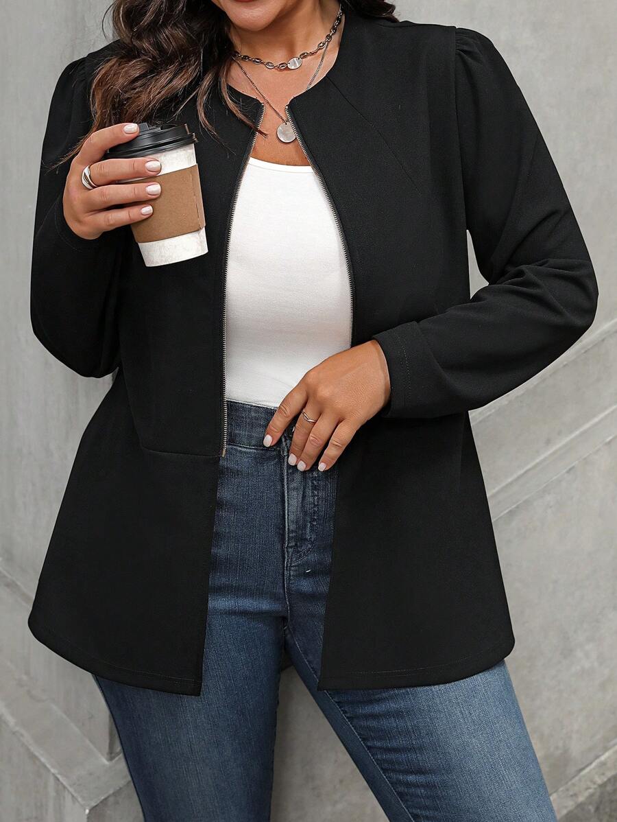 Aposte na jaqueta Plus Size preta com tecido de algodão, manga bufante e caimento regular. Combina com vestidos, jeans ou saias.