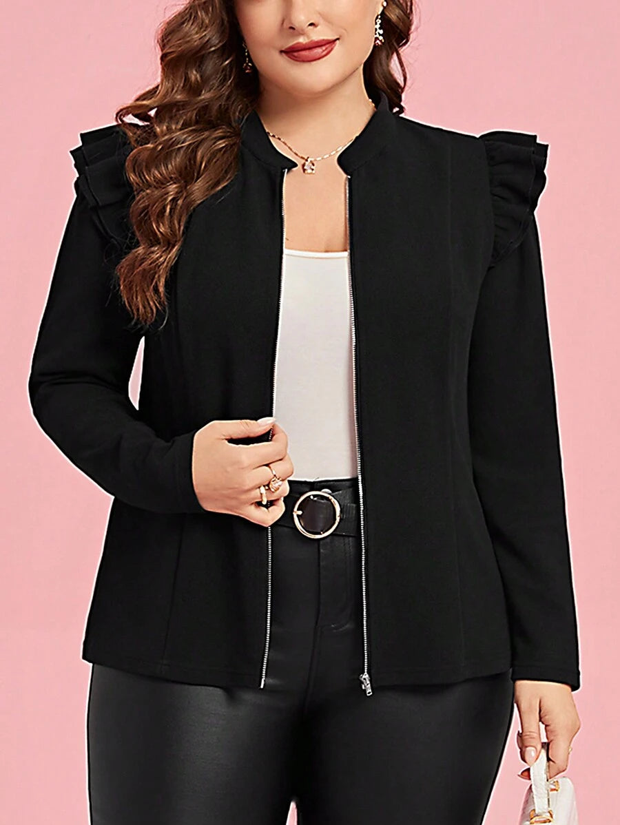 Jaqueta preta plus size com babados, plissado e zíper frontal. Modelagem regular que valoriza curvas e transforma qualquer look.