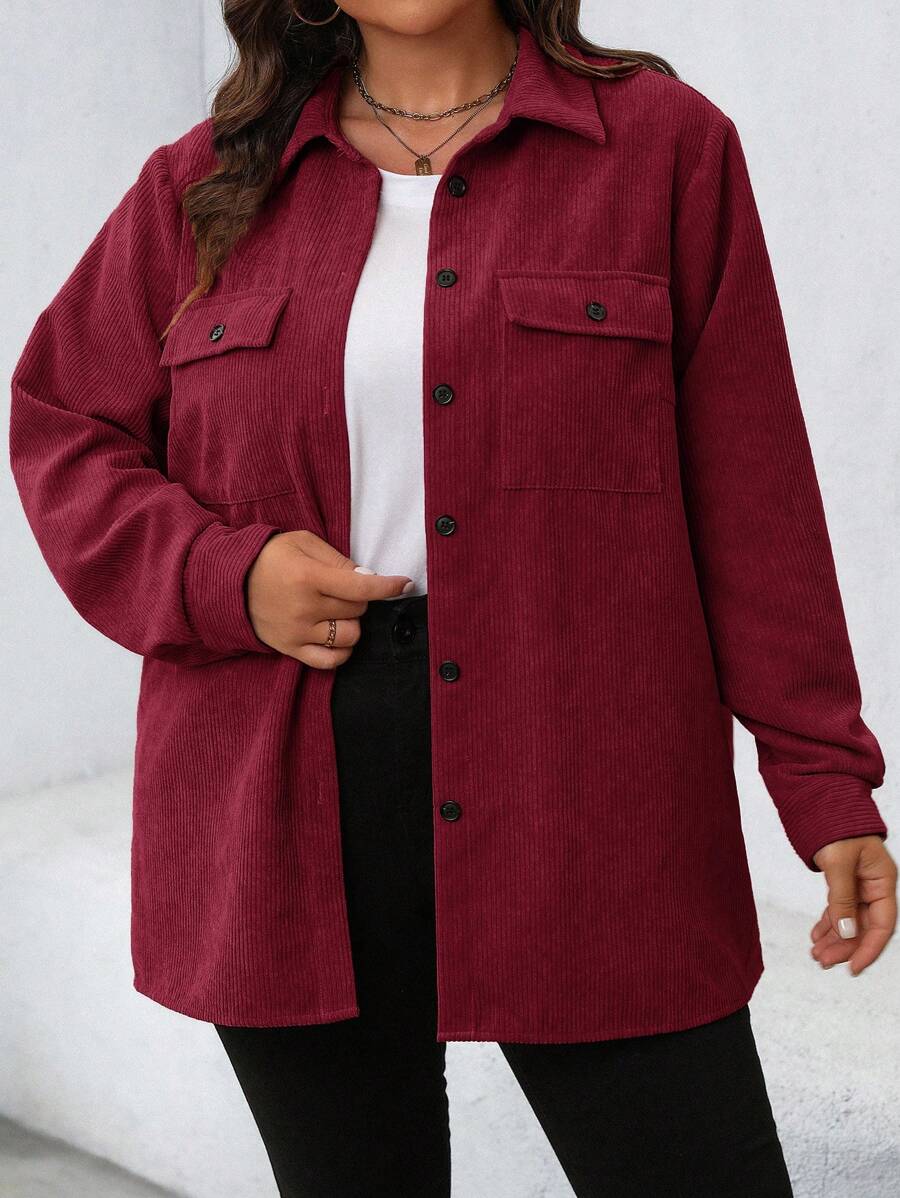 Jaqueta feminina Plus Size com manga longa e bolsos. Conforto em algodão e caimento que valoriza o corpo.