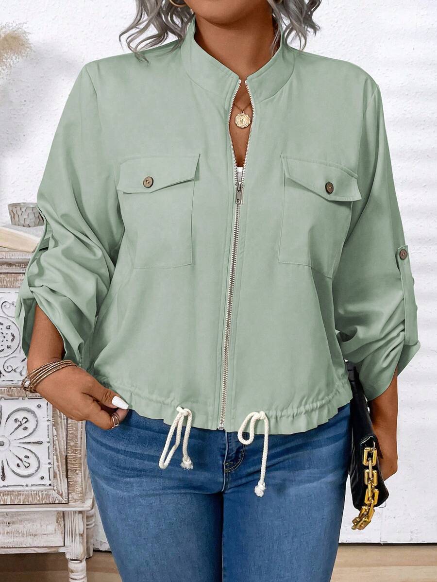 Jaqueta plus size casual em malha com mangas de enrolar, bainha ajustável e bolso com zíper. Perfeita para qualquer ocasião.