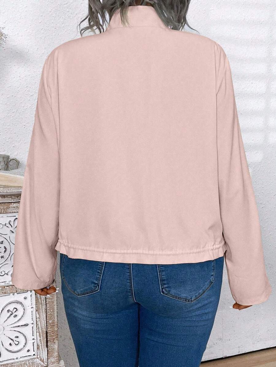 Jaqueta plus size casual em malha respirável, bainha com cordão e mangas de enrolar. Funcionalidade que valoriza seu dia a dia.
