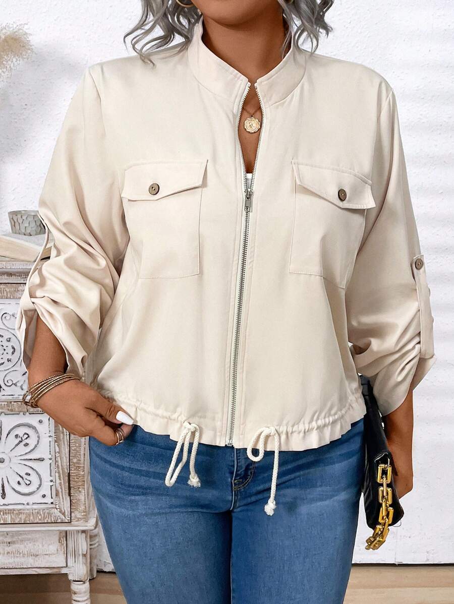 Ajuste a silhueta com a bainha com cordão e desfrute de bolsos com zíper práticos. Jaqueta plus size casual e versátil.