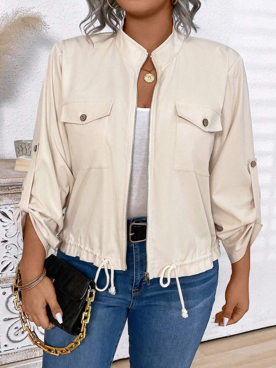 Jaqueta plus size em malha não elástica, caimento solto e bainha ajustável. Perfeita para passeios, trabalho e viagens.