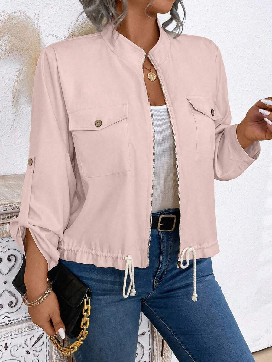Jaqueta plus size com caimento solto, bainha com cordão e mangas de enrolar. Conforto e estilo em qualquer situação.