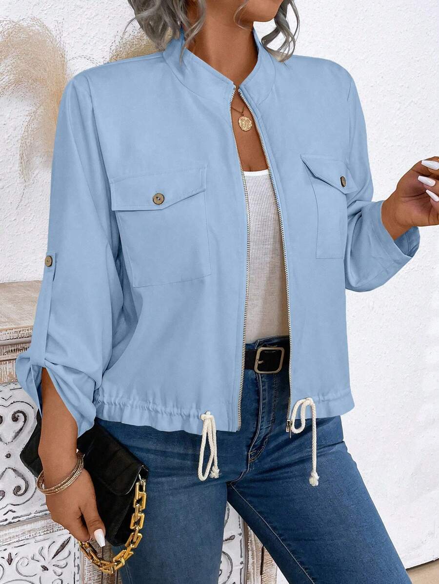 Jaqueta plus size casual com caimento solto, mangas ajustáveis e bolsos com zíper. Estilo e funcionalidade no dia a dia.