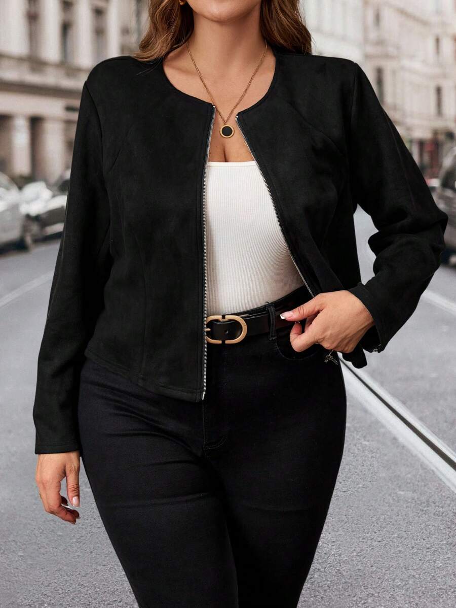 Peça curinga para mulheres Plus Size: jaqueta em camurça preta, mangas longas e caimento perfeito que valoriza suas curvas.