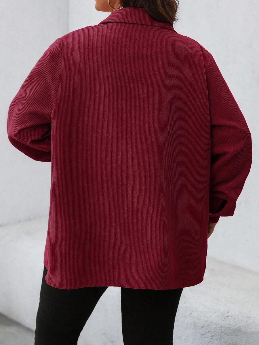 Descubra a Jaqueta Plus Size perfeita. Modelagem regular, bolsos funcionais e tecido resistente em algodão.