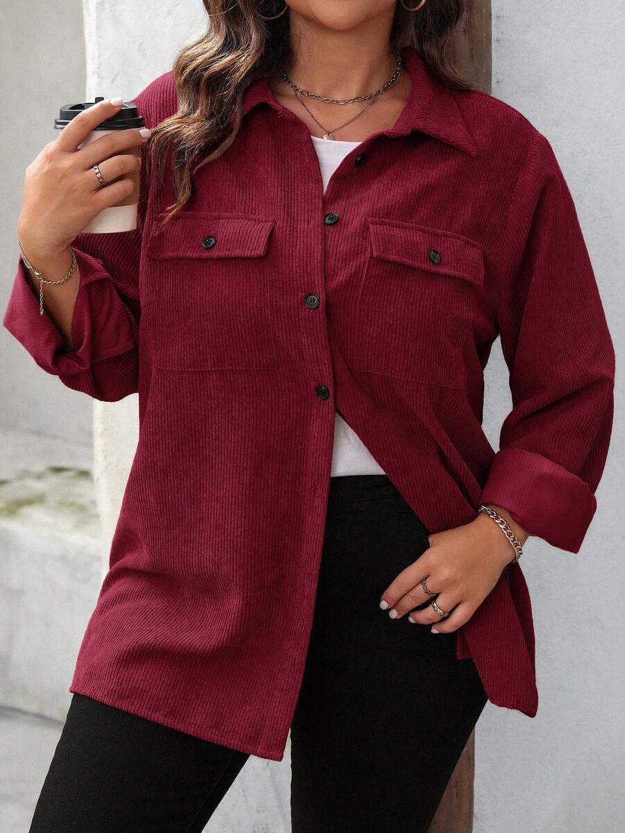 Jaqueta feminina Plus Size com bolsos, gola lapela e manga longa. Ideal para compor looks modernos e confortáveis.