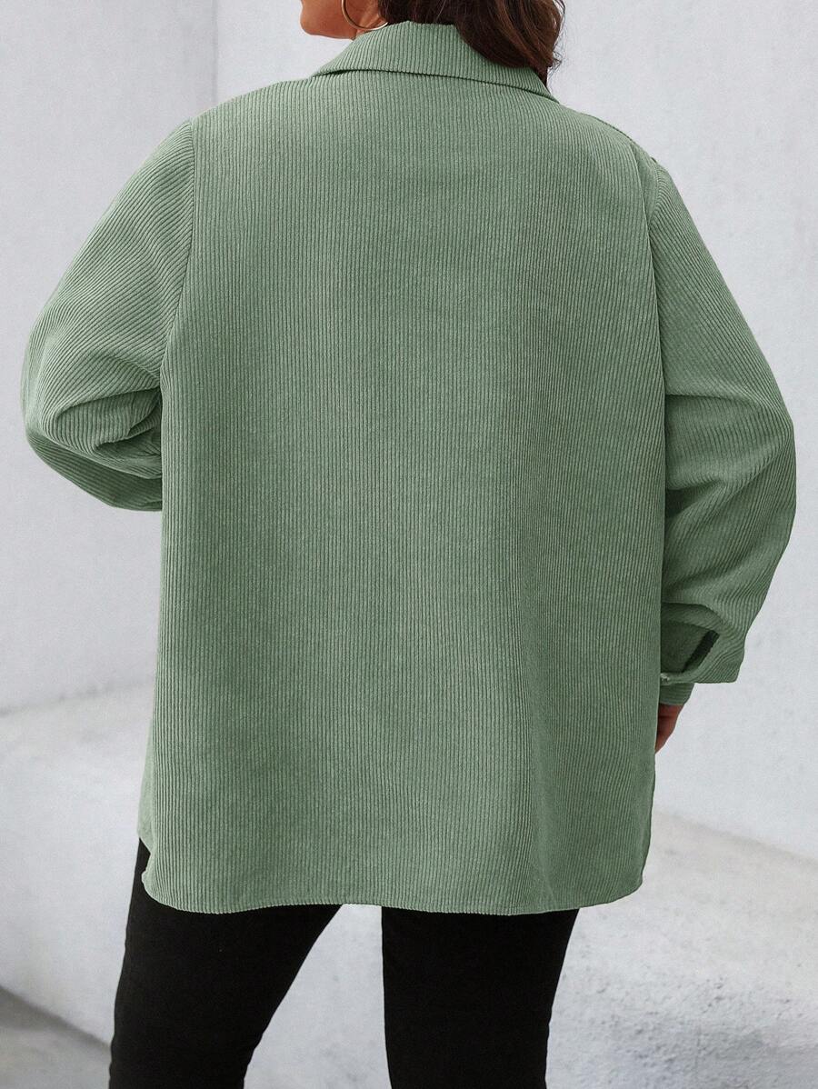 Conforto e sofisticação na Jaqueta Shacket Plus Size. Manga longa, bolsos práticos e tecido 100% algodão.
