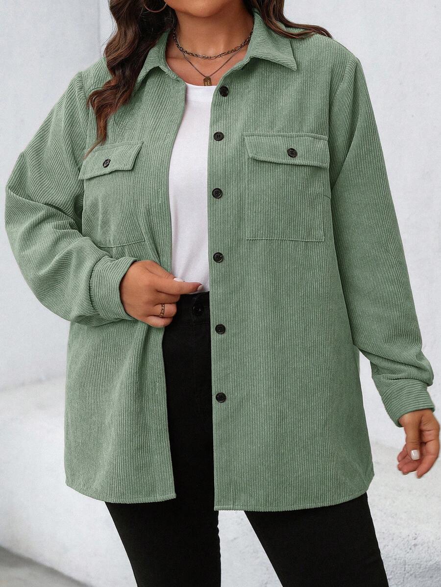 Jaqueta Plus Size com design moderno, bolsos práticos e tecido respirável. Ideal para looks casuais e elegantes.