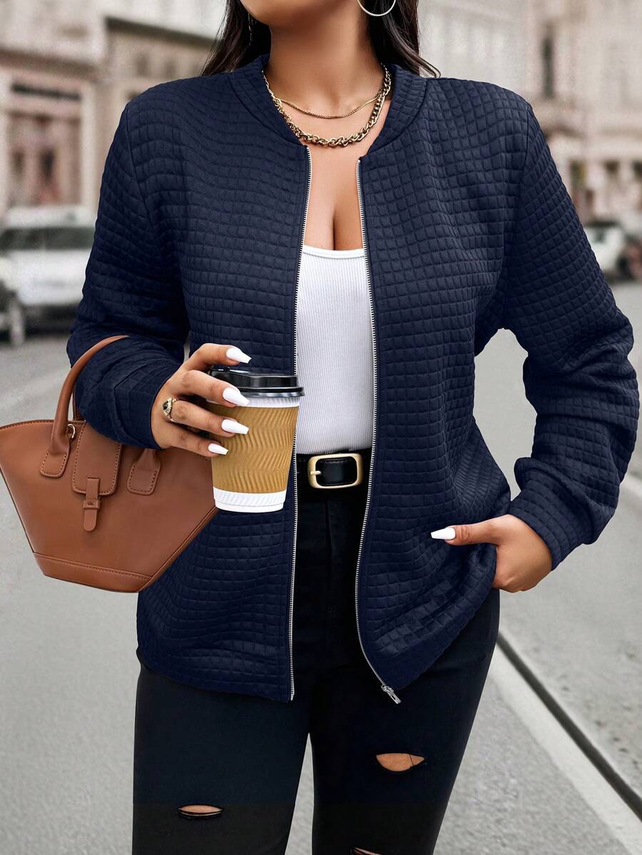 Jaqueta feminina plus size com zíper central. Conforto e versatilidade para compor looks elegantes e práticos.