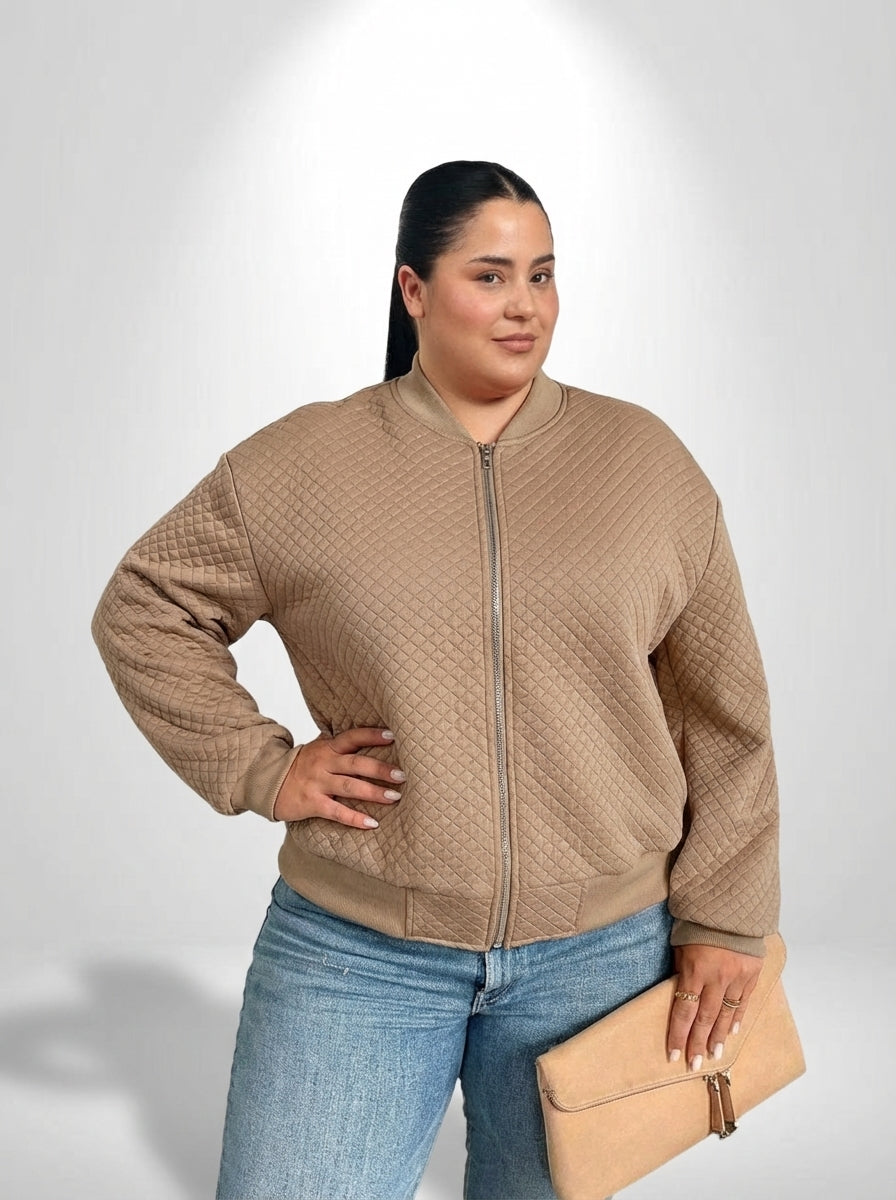 Jaqueta plus size bege com gola bomber, tecido de baixa elasticidade e ajuste solto