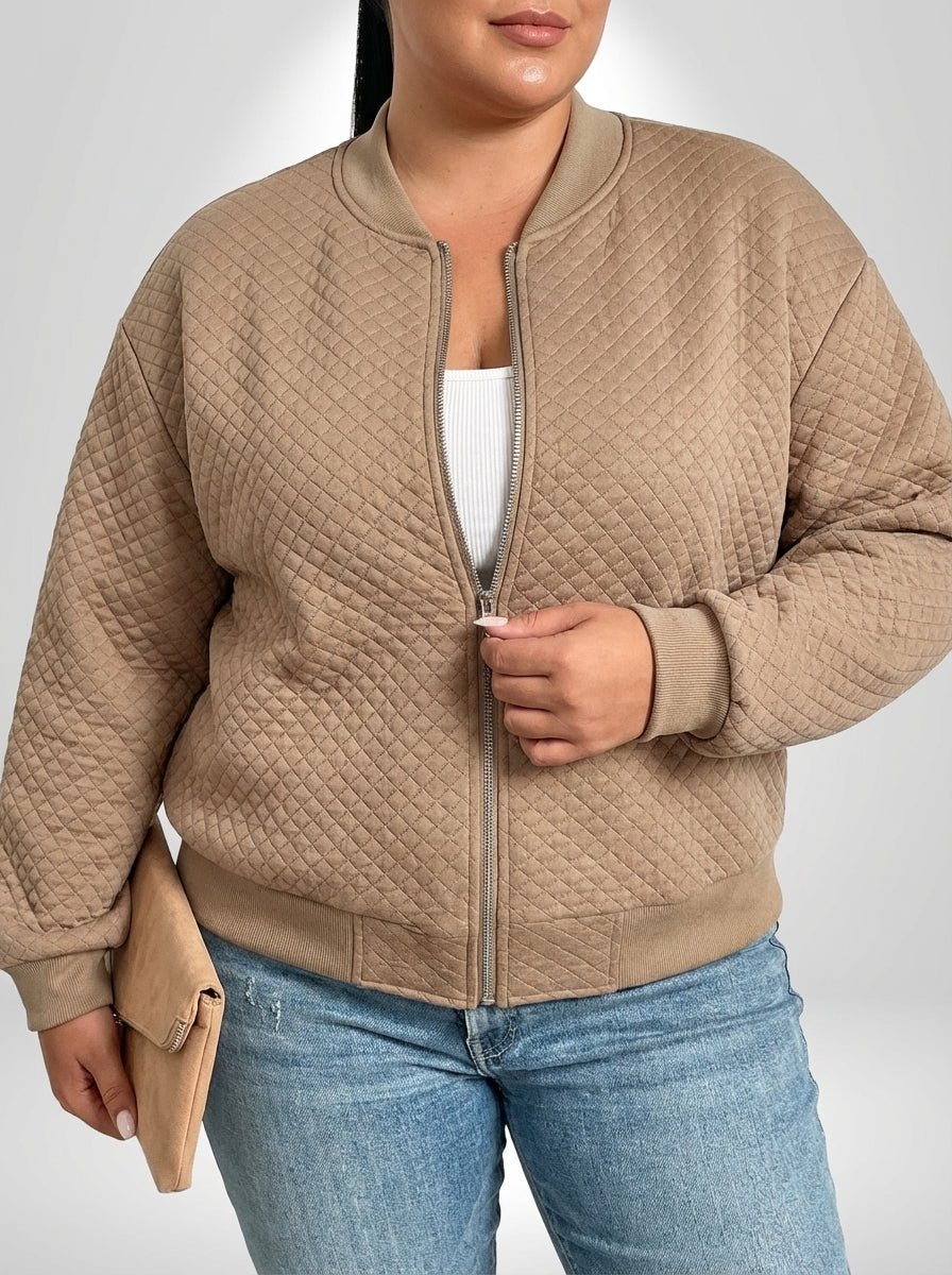 Jaqueta bomber plus size bege em malha com baixa elasticidade e modelagem confortável